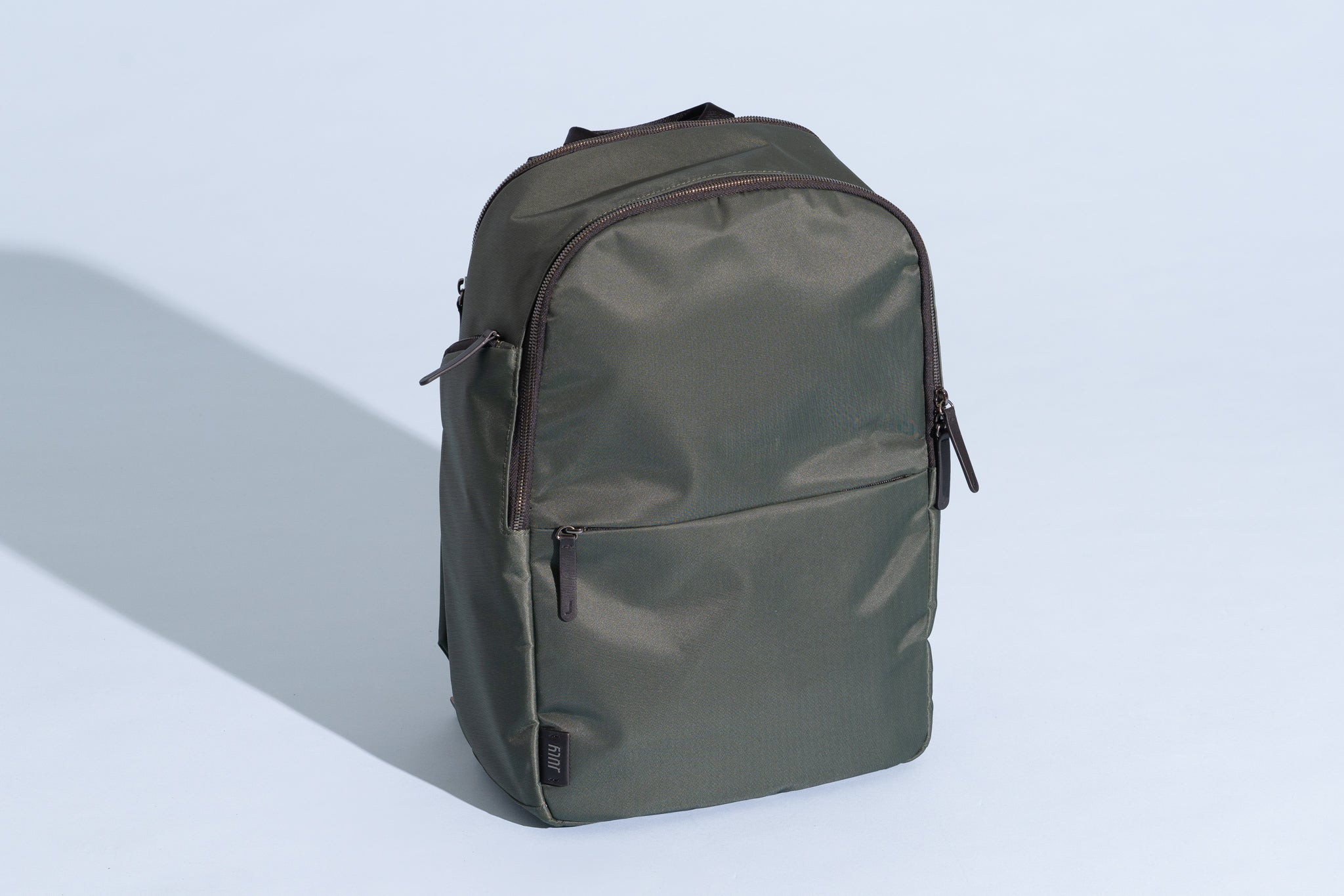 July Carry All Backpack 20L với thiết kế sang trọng và tiện dụng.