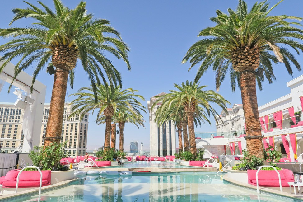 Las Vegas về đêm với ánh đèn rực rỡ và không khí náo nhiệt