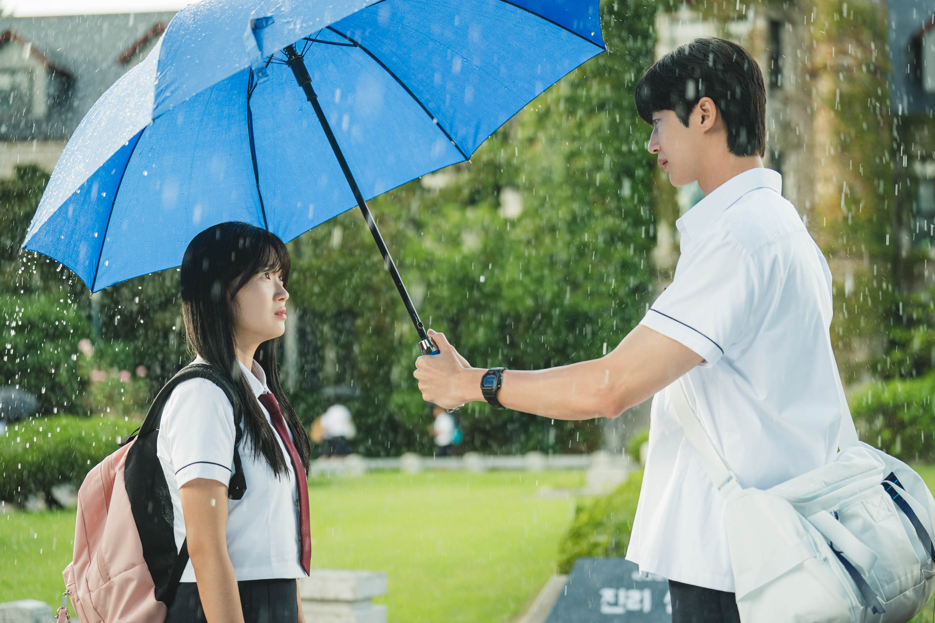 Hình ảnh Sol và Sun Jae thời trung học