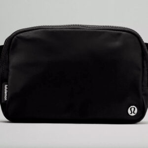 Một người phụ nữ đeo túi đeo hông Lululemon, một lựa chọn túi du lịch phổ biến nhờ tính tiện dụng và an toàn.