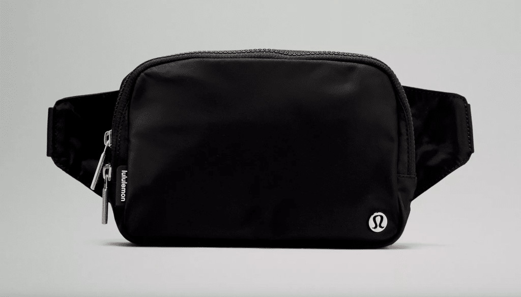 Một người phụ nữ đeo túi đeo hông Lululemon, một lựa chọn túi du lịch phổ biến nhờ tính tiện dụng và an toàn.