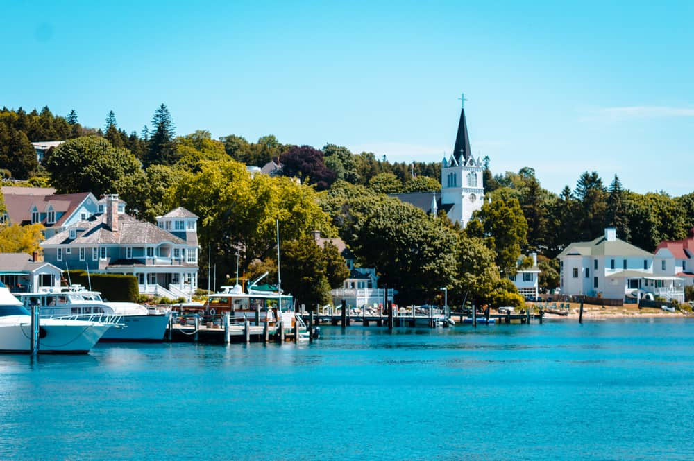 Đảo Mackinac, Michigan với kiến trúc cổ điển và xe ngựa