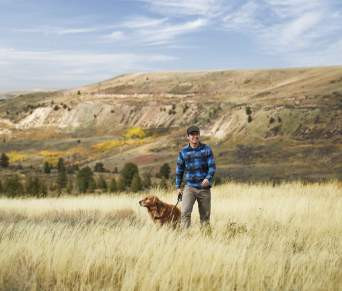 Người đàn ông và con chó của mình đang tận hưởng không khí trong lành ở Wyoming