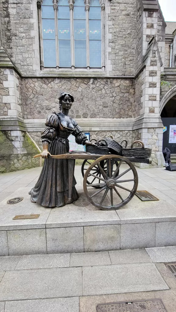 Tượng Molly Malone ở Dublin, một phần của hành trình 4 ngày ở Dublin