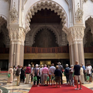 Nhà thờ Hồi giáo Hassan II ở Casablanca. Chú ý chân trần và túi xanh đựng giày