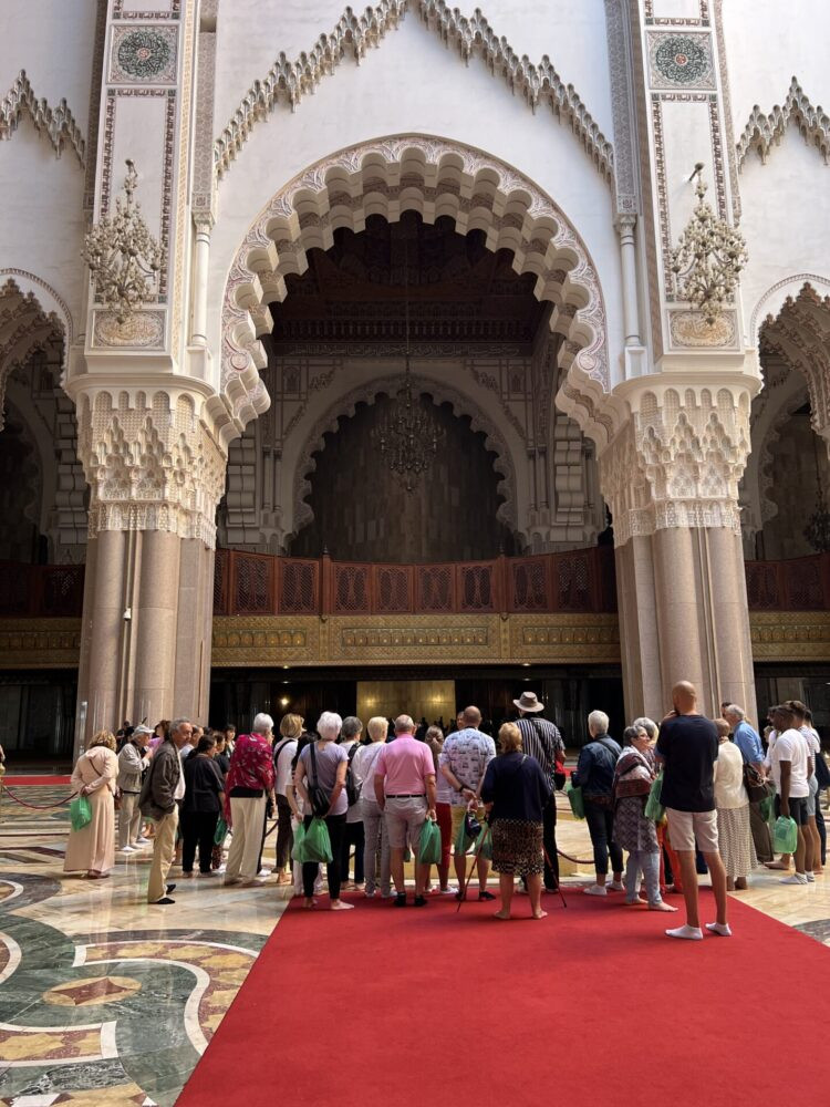 Nhà thờ Hồi giáo Hassan II ở Casablanca. Chú ý chân trần và túi xanh đựng giày