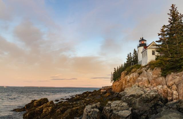 Ngọn hải đăng Portland Head Light nổi tiếng ở Maine vào một ngày hè nắng đẹp
