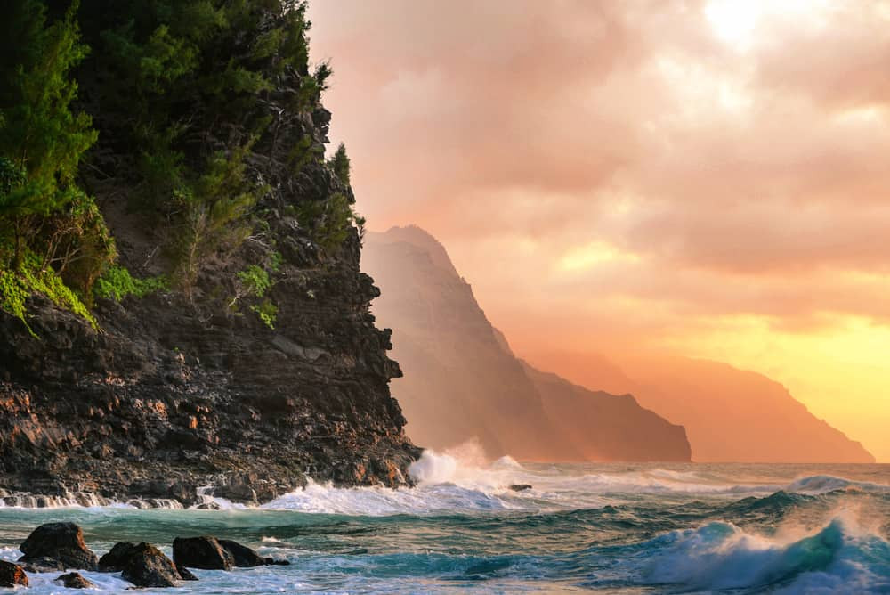 Bờ biển Na Pali hùng vĩ với những vách đá dựng đứng và thảm thực vật xanh tươi ở Kauai, Hawaii