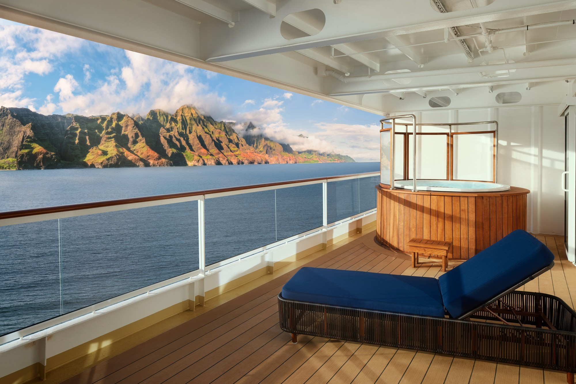 Suite sang trọng với ban công lớn trên tàu Norwegian Cruise Line