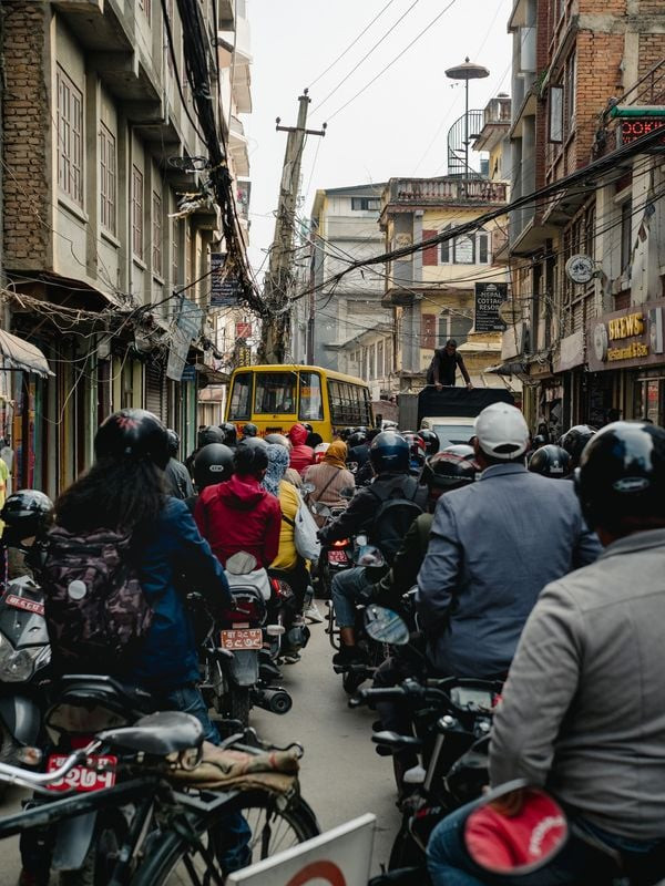 Đường phố Kathmandu đông đúc và nhộn nhịp.
