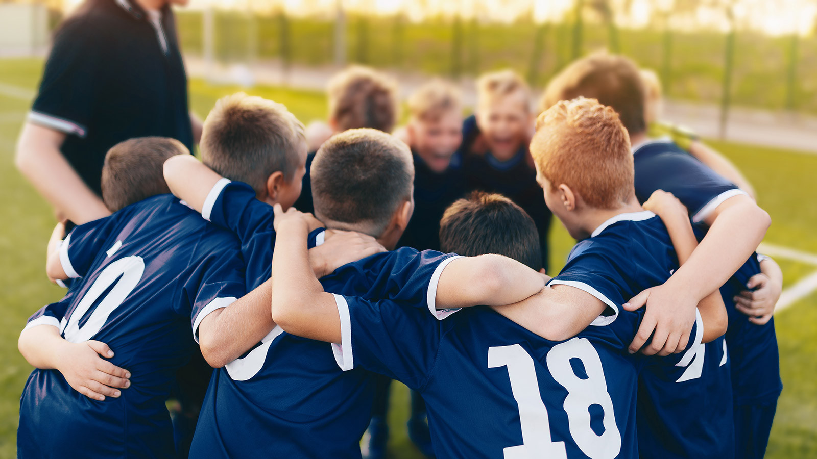 Cầu thủ bóng đá trẻ đang tranh bóng quyết liệt trong một trận đấu travel soccer