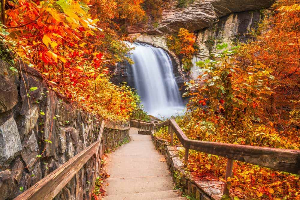 Hồ Diablo trong xanh phản chiếu những ngọn núi hùng vĩ tại Vườn quốc gia North Cascades