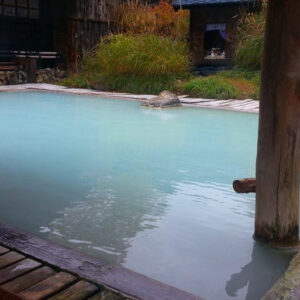 Onsen ngoài trời. Ảnh Isriya Paireepairit, Flickr