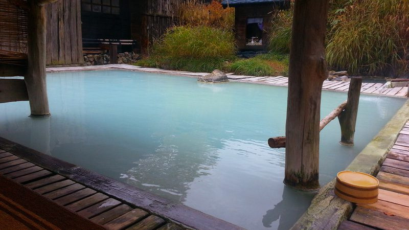 Onsen ngoài trời. Ảnh Isriya Paireepairit, Flickr