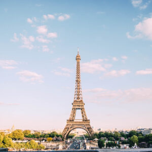 Tháp Eiffel nhìn từ xa, biểu tượng của Paris với bầu trời trong xanh