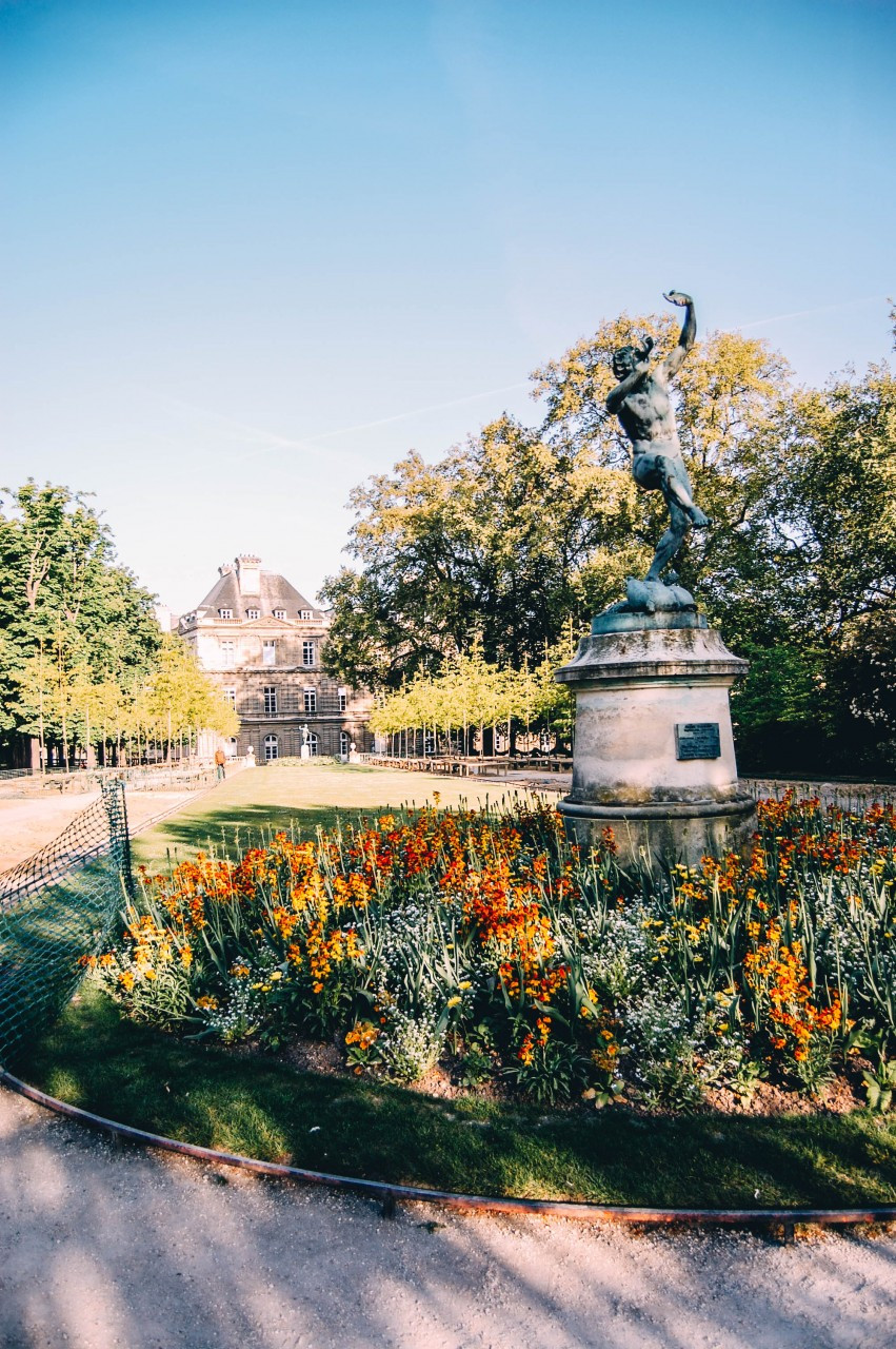 Vườn Luxembourg xanh mát với hồ nước và tượng đài