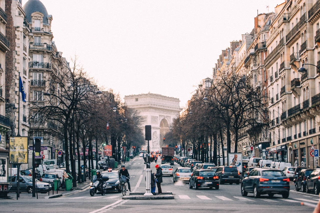 Đại lộ Champs-Élysées nhộn nhịp với xe cộ và người đi bộ