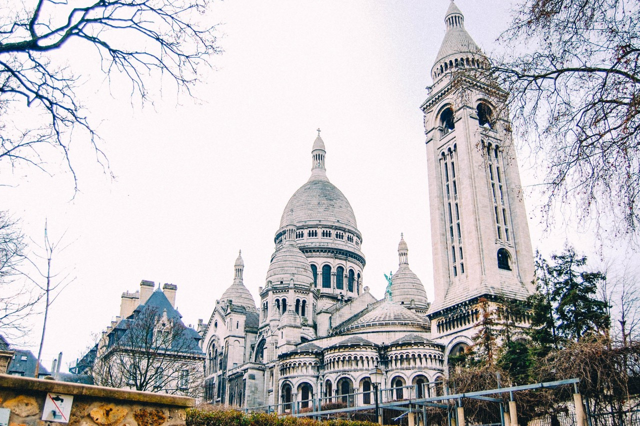 Vương Cung Thánh Đường Sacré-Cœur nhìn từ xa, nổi bật trên đỉnh đồi Montmartre