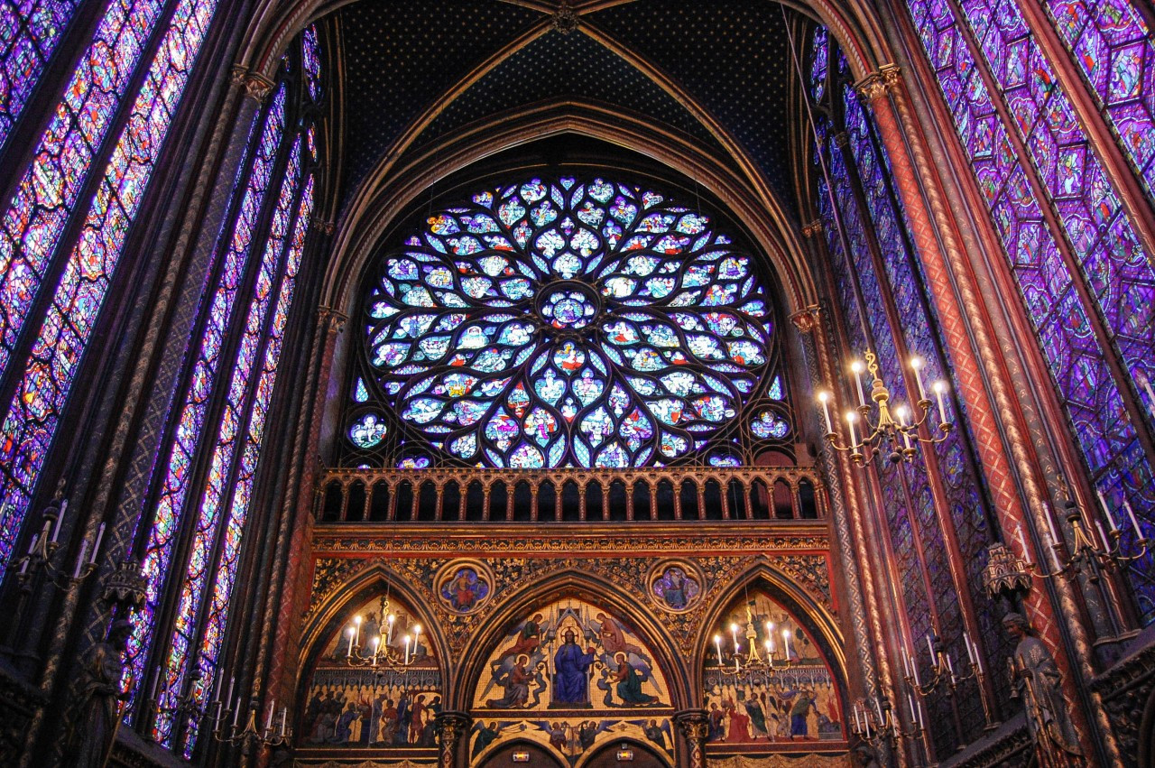 Nội thất Sainte-Chapelle với những ô cửa kính màu lộng lẫy