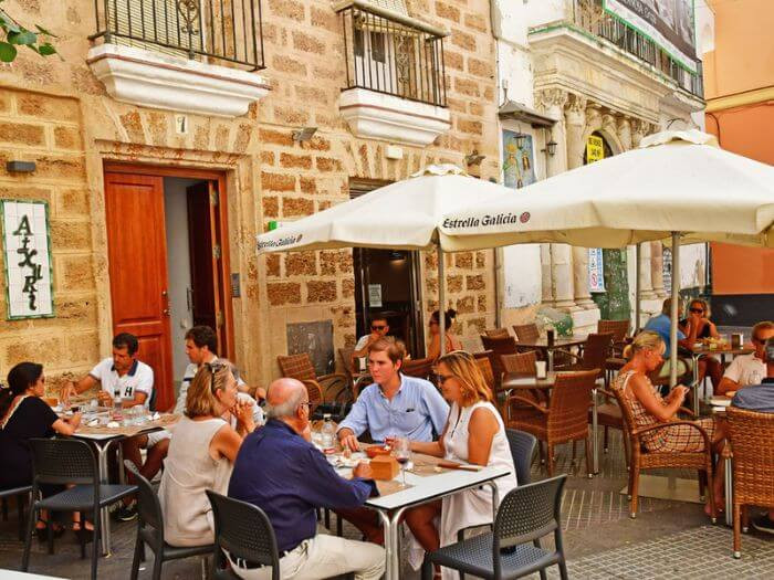 Người dân tại sân thượng của một nhà hàng ở Cadiz, Tây Ban Nha