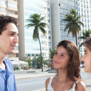 Người dân địa phương chào đón du khách ở một quốc gia nói tiếng Tây Ban Nha