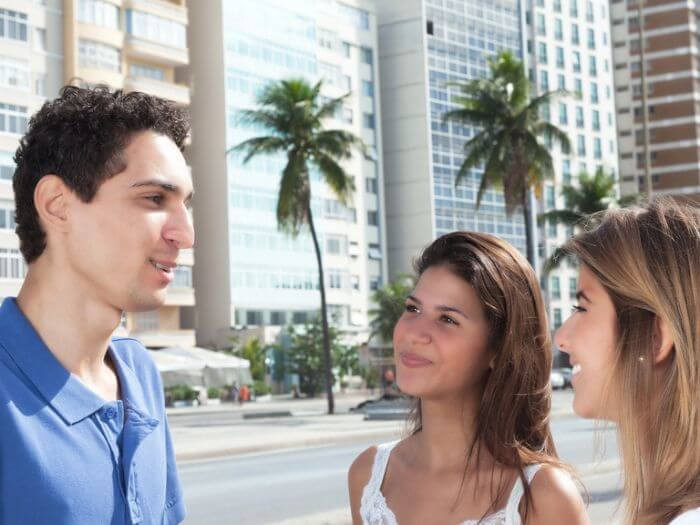 Người dân địa phương chào đón du khách ở một quốc gia nói tiếng Tây Ban Nha