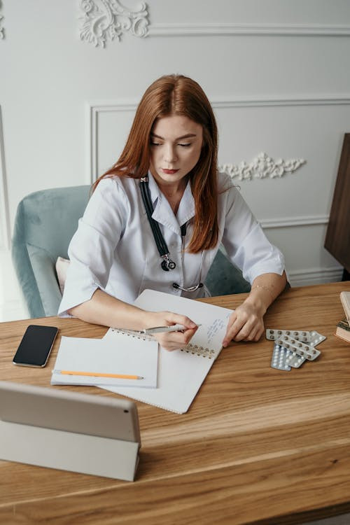 Một dược sĩ đang làm việc tại quầy thuốc