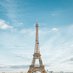 Tháp Eiffel, biểu tượng của Paris, Pháp, một trong những điểm đến lãng mạn nhất thế giới.