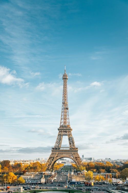 Tháp Eiffel, biểu tượng của Paris, Pháp, một trong những điểm đến lãng mạn nhất thế giới.