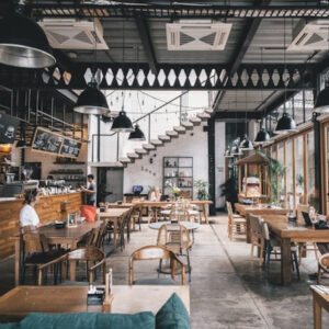Tận hưởng ẩm thực địa phương là một phần quan trọng của trải nghiệm du lịch lái xe