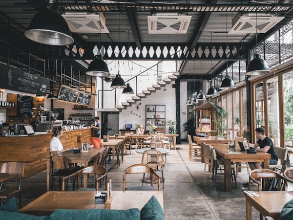 Tận hưởng ẩm thực địa phương là một phần quan trọng của trải nghiệm du lịch lái xe