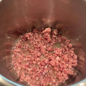 Xếp thịt nguội xuống đáy nồi Instant Pot