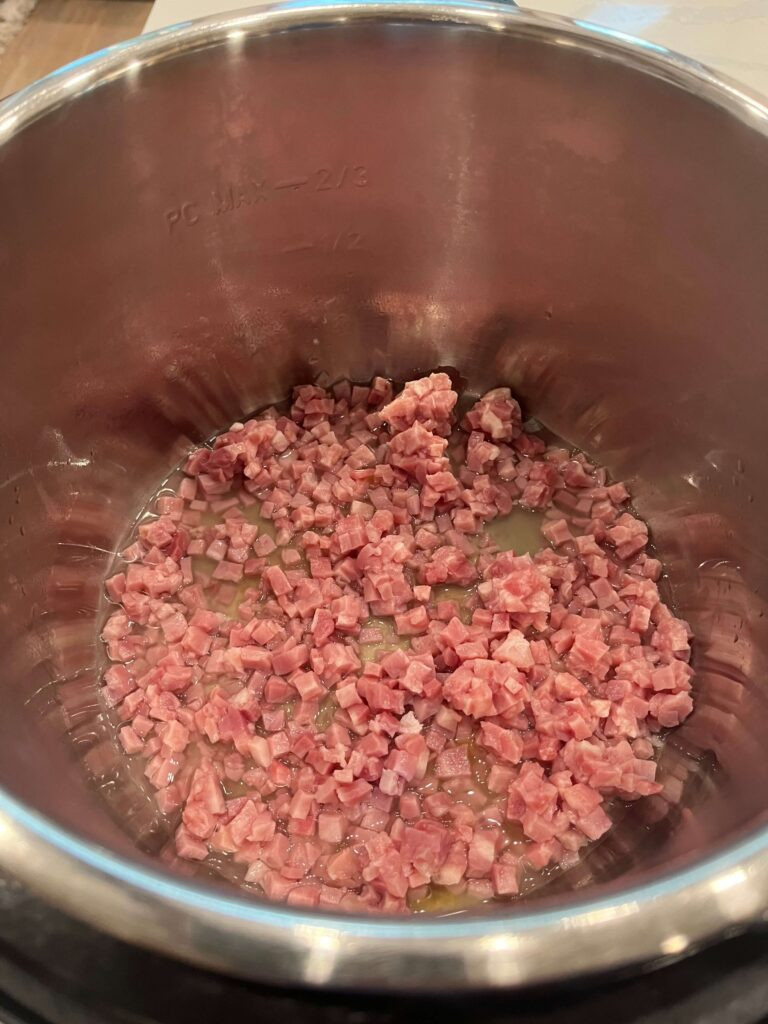 Xếp thịt nguội xuống đáy nồi Instant Pot