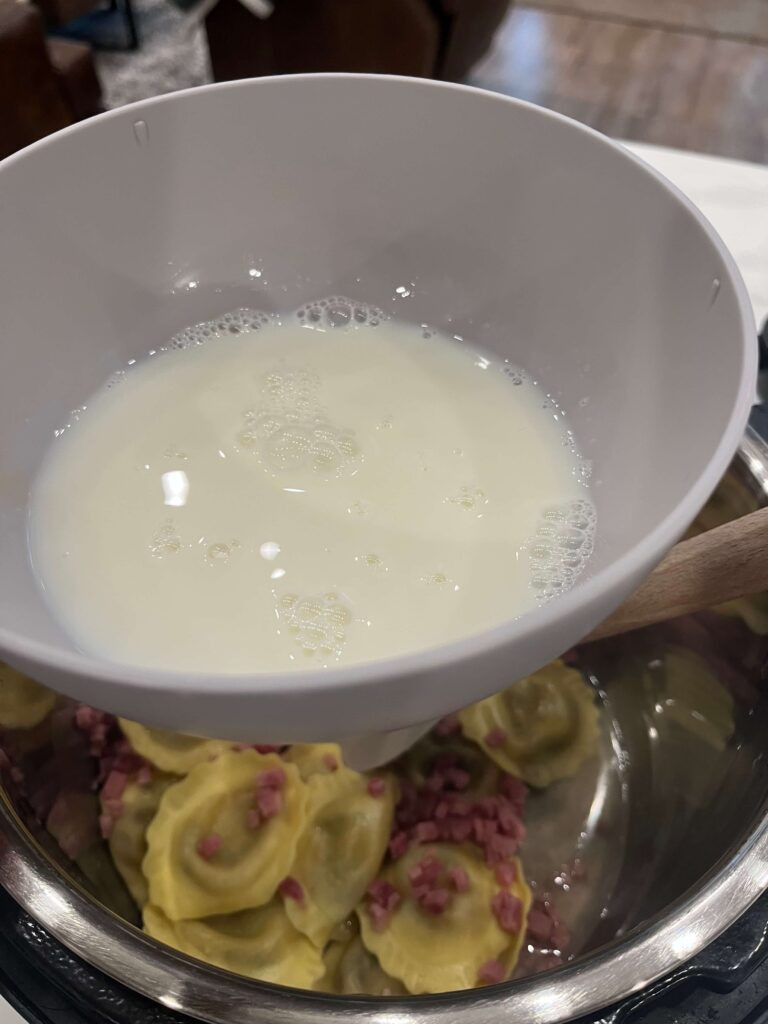 Khuấy hỗn hợp sữa và bột bắp vào nồi cho đến khi đặc lại, sau đó thêm phô mai Parmesan