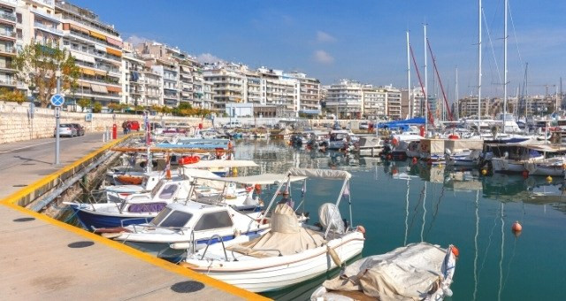 Cảng Piraeus nhộn nhịp ở Athens