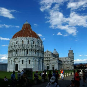 Tháp nghiêng Pisa, một trong những điểm đến nổi tiếng nhất của Tuscany.