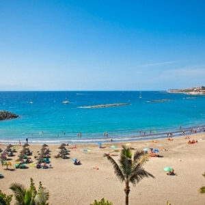 Bãi biển Playa de Las Américas ở Tenerife.