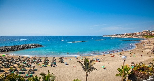 Bãi biển Playa de Las Américas ở Tenerife.