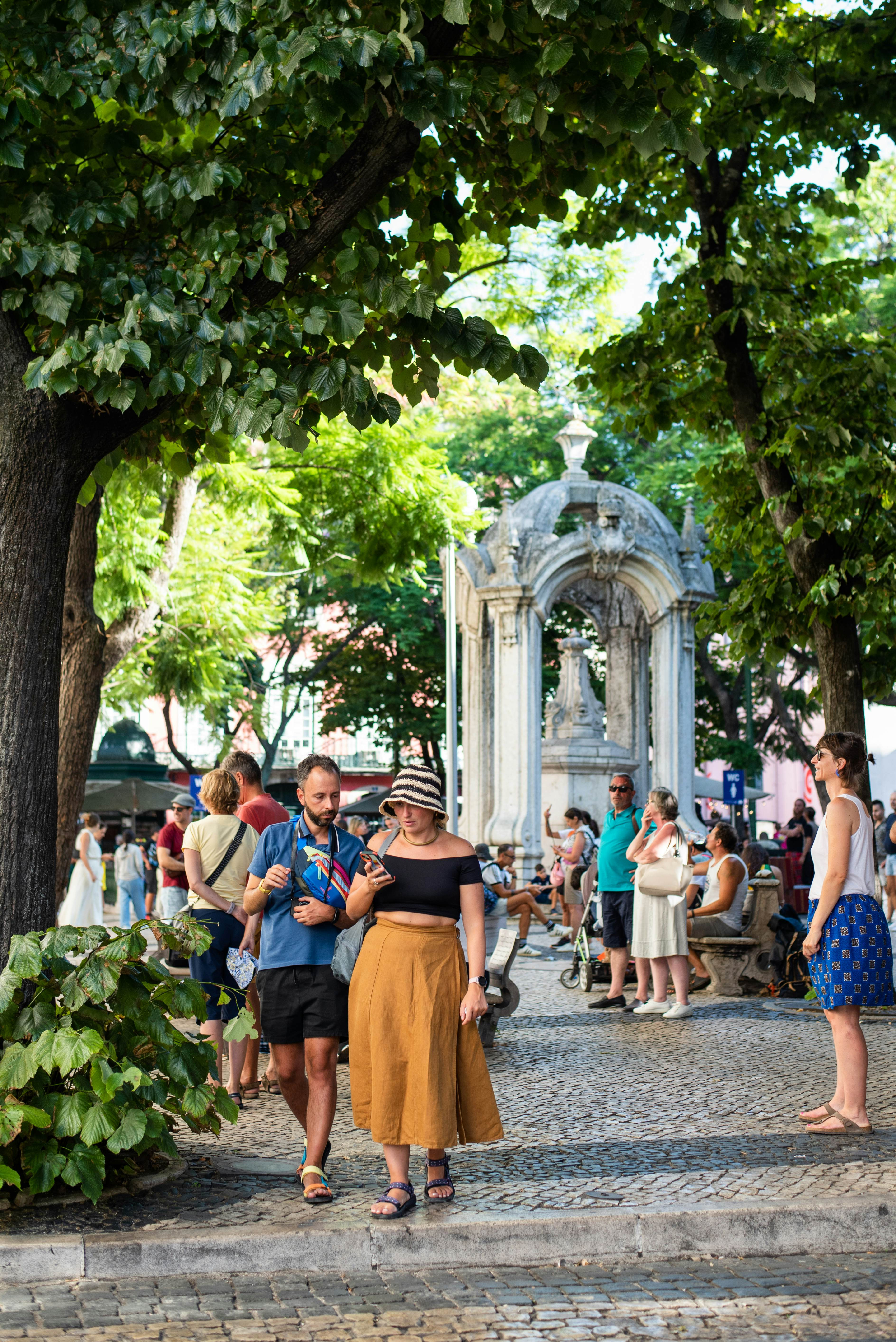 Du khách đi bộ trên con phố lát đá cuội ở Chiado, Lisbon