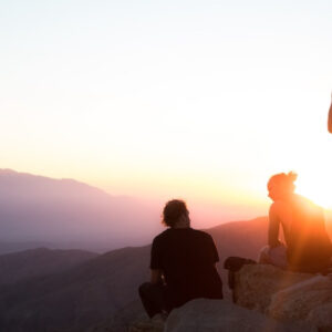 Ba người phụ nữ đứng trên mỏm đá ở Joshua Tree, California