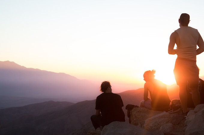 Ba người phụ nữ đứng trên mỏm đá ở Joshua Tree, California
