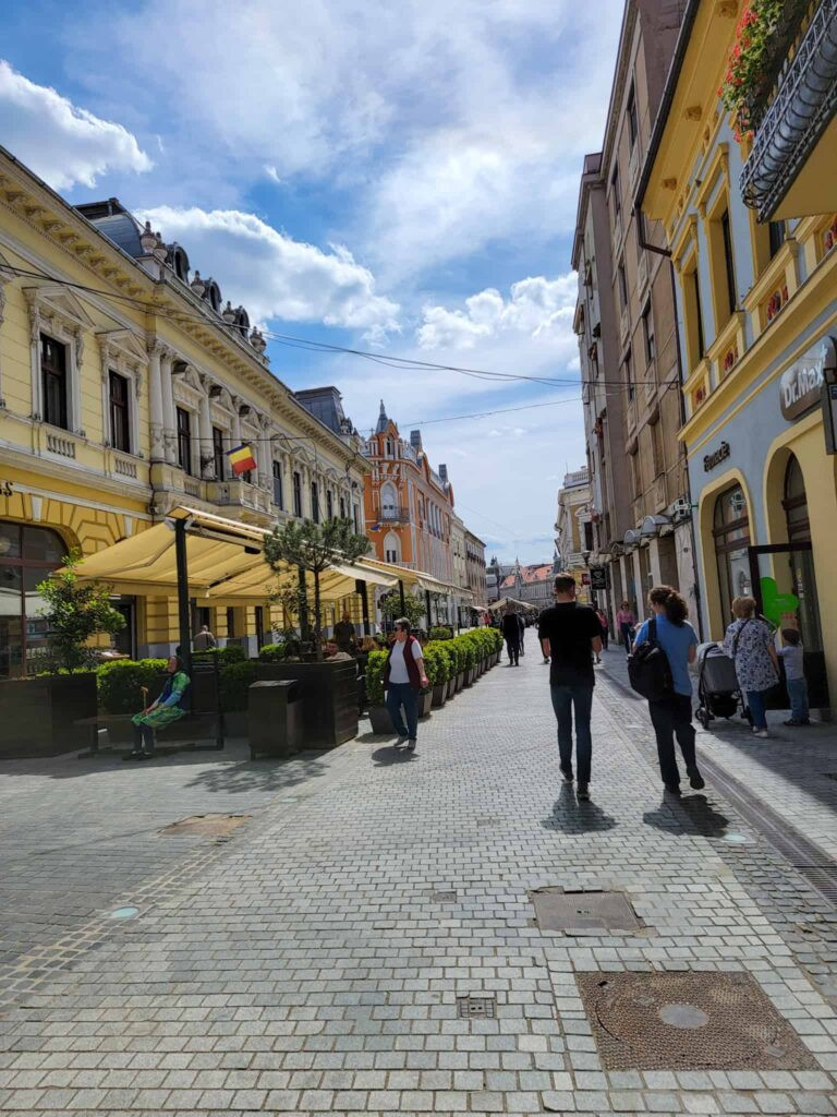 Người dân đi bộ trên đại lộ Republicii ở Oradea, Romania