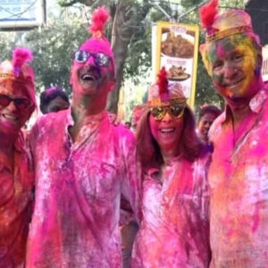 Lễ hội Holi ở Ấn Độ, mọi người được phủ đầy bột màu