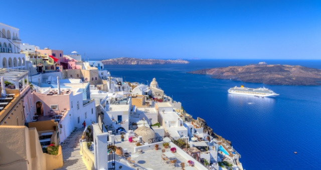 Thị trấn Fira và cảnh biển ở Santorini, Cyclades, Hy Lạp