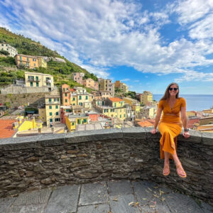 Sara ở Riomaggiore, Cinque Terre, một điểm đến tuyệt vời cho chuyến đi châu Âu 2 tuần của bạn