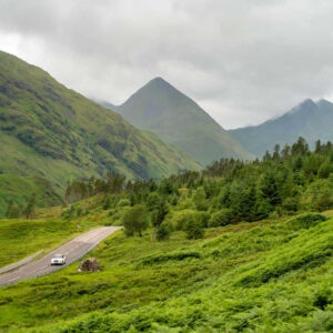 Xe hơi trên đường đồi núi Scotland