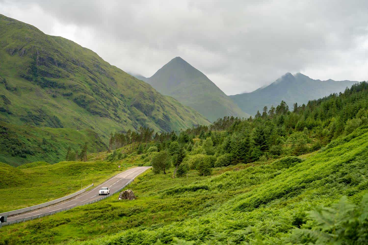 Xe hơi trên đường đồi núi Scotland