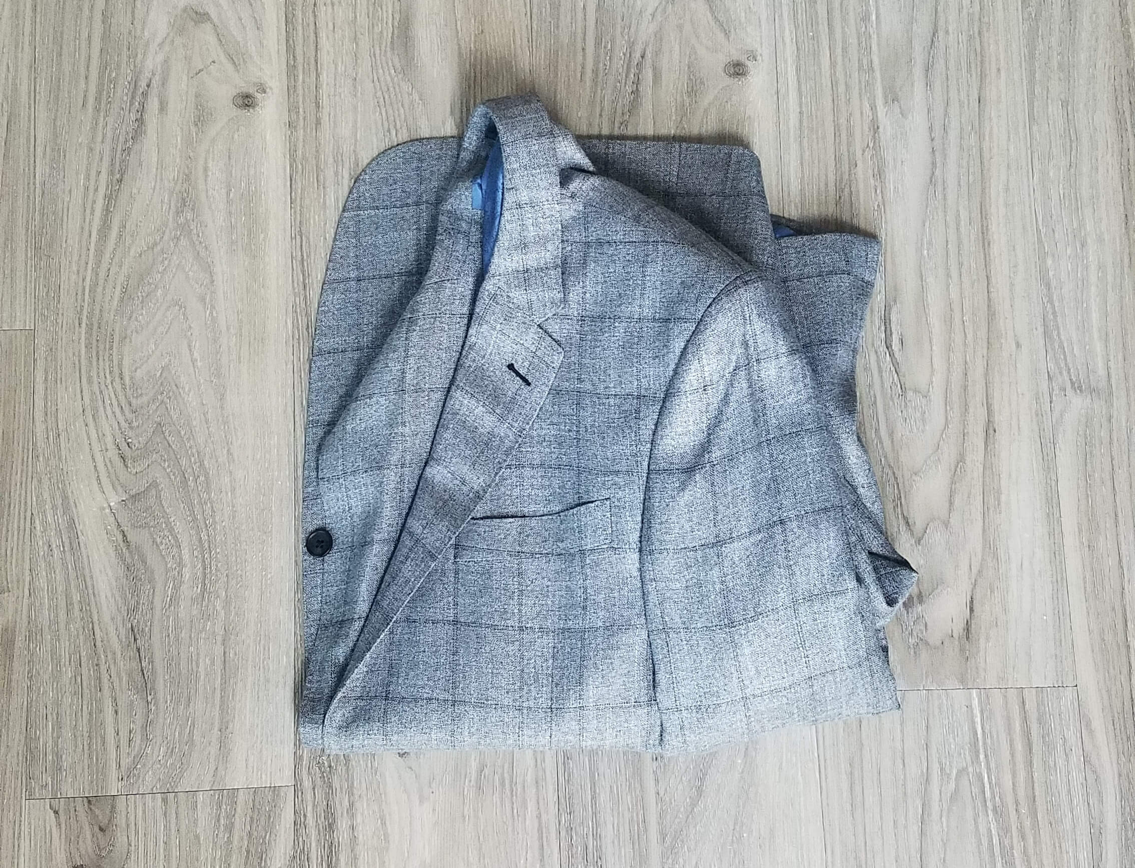 Sử dụng túi hút chân không giúp bảo vệ bộ suit và tiết kiệm không gian hành lý