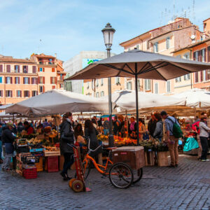 Chợ Campo Di Fiori Square rực rỡ với rau củ quả tươi ngon ở Rome, Ý