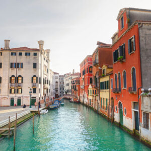 Kênh đào Venice với những tòa nhà cổ kính